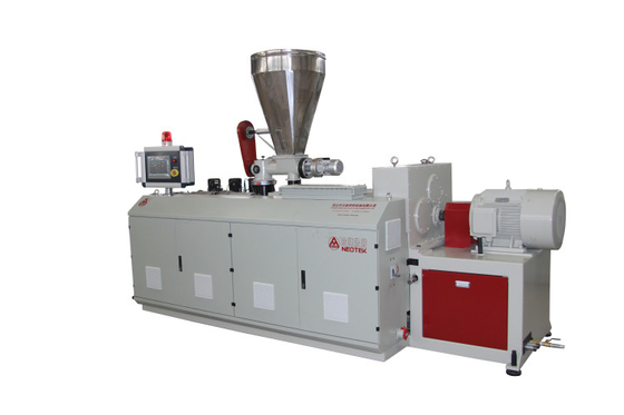 32.9 Rpm Schraubgeschwindigkeit Doppelschraub-PVC-Deckenplatten-Produktionslinie für Schraubendesign