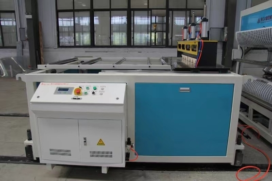 Extrusionslinie für PVC-Verglasungsteile mit Abmessungen von 25000x6000x3500 und Schraubgeschwindigkeit von 36 Rpm