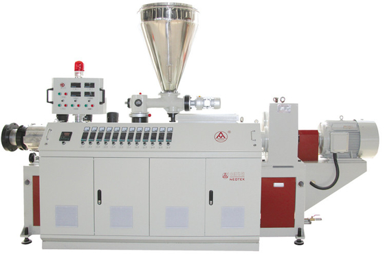Co-rotationelle konische PVC-Rohr-Extrusionslinie mit zwei Schrauben für die Verarbeitung mit zwei Schrauben