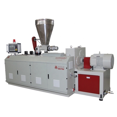 Handelsextrudermaschine für die Extrusionslinie für PVC-WPC-Profile im Produktionsbetrieb