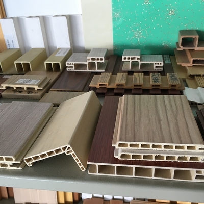 Zwei-Schrauben-Typ Ko-rotationelle, konische, zwei-Schrauben-PVC-WPC-Extrusionslinie 18000x6000x2500