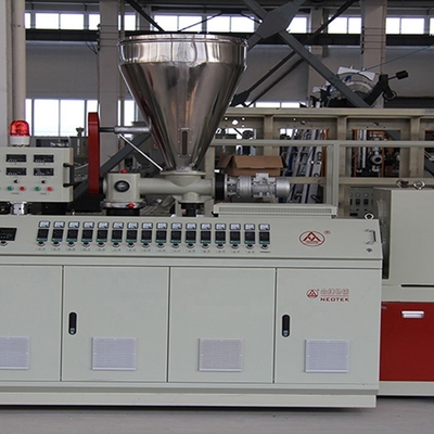Bei der Herstellung von Produkten mit einer langen Lebensdauer ist die PVC-Extrusionsleitung mit zwei Schrauben zu verwenden.