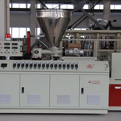 32.9 Rpm Schraubgeschwindigkeit Automatisches Fenster- und Türprofil Brikette Extrudermaschine für PVC