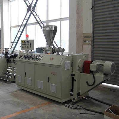 Zufriedenheitsgarantie Extrusionslinie für die Herstellung von PVC-Rohren im Produktionsbetrieb