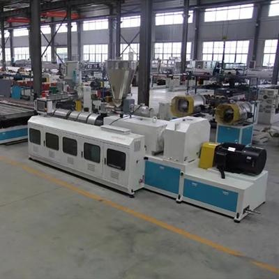 380V 50hz PVC-Dachplatten-Extrusionslinie für die Produktion von Baustoffen