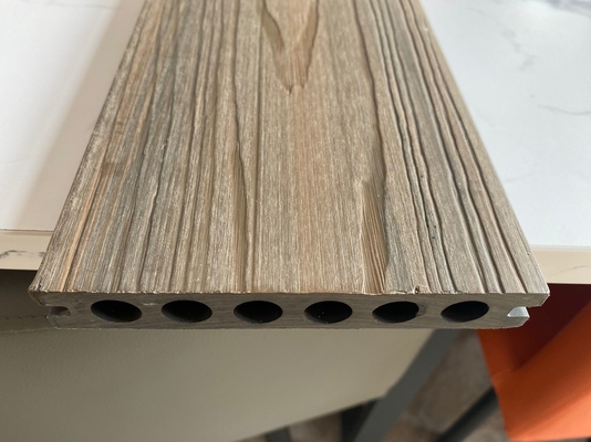 Schraube L/D-Verhältnis Andere Ko-rotative konische Zwillingschraube PP PE-Basis WPC Extrusionslinie 108