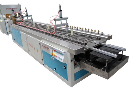 12800 KG Doppelschrauben-PP-PE-WPC-Extrusionslinie für starke und robuste WPC-Produkte