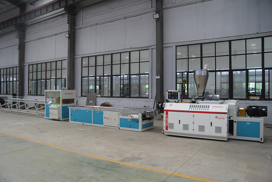 132 1 Schraub L/D Verhältnis PP PE Basis WPC Extrusionslinie für die Kunststoffverarbeitung