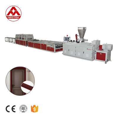 250kW Leistung WPC Küchenbrett Extrusionslinie für die Fertigungsanlage Breittür-Design