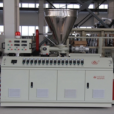 Führende Technologie kundenspezifische WPC Breittür Extrudermaschine für Kunststoffprodukte