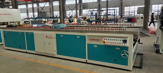 380V 50hz Spannung PVC Hohlblatt Extrusionsleitung mit 156 1 Schraub L/D Verhältnis Design