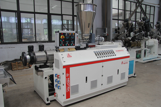 Co-rotationelle konische PVC-WPC-Extrusionslinie mit zwei Schrauben mit 38CrMoALA-Schraubmaterial
