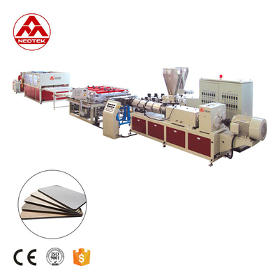 Co-Extrusionslinie für PVC-Schaumblätter mit 38CrMoALA-Schraubmaterial und Schraubgeschwindigkeit von 34,7 U/min