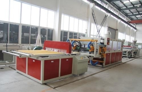Co-Extrusionslinie für PVC-Schaumblätter mit 38CrMoALA-Schraubmaterial und Schraubgeschwindigkeit von 34,7 U/min