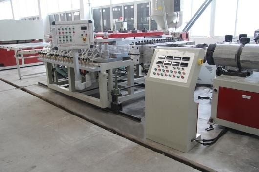 Co-Extrusionslinie für PVC-Schaumblätter mit 38CrMoALA-Schraubmaterial und Schraubgeschwindigkeit von 34,7 U/min