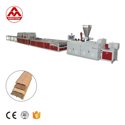 Professionelle WPC-Wandplatten-Extrusionslinie mit hoher Schraubgeschwindigkeit rpm und 250 kW Leistung