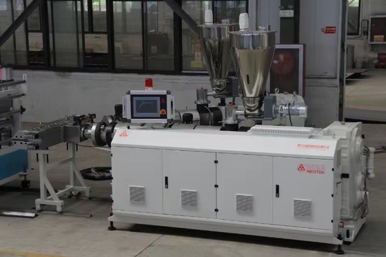 Kunststoffkonische Doppelschraube-PVC-Dachfliesen-Extrusionslinie