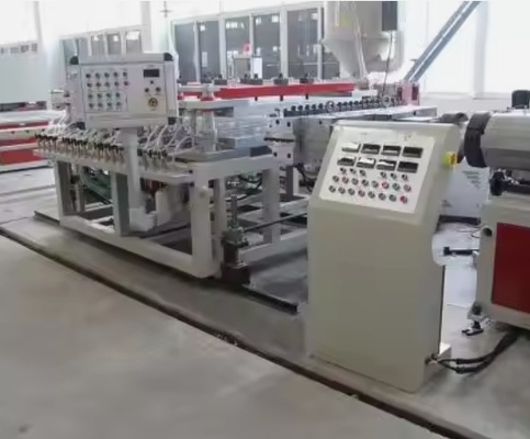 Produktionslinie für PVC-Schaumfolien mit SIEMENS-Motor als Hauptmotor