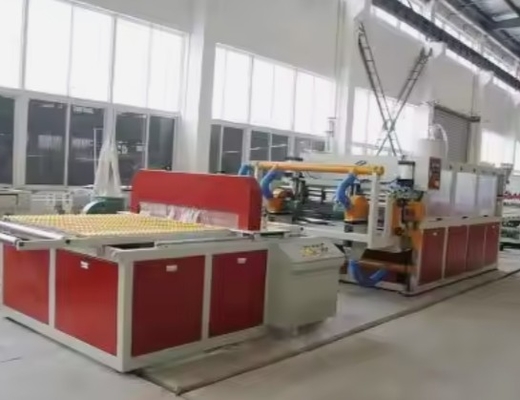 Produktionslinie für PVC-Schaumfolien mit SIEMENS-Motor als Hauptmotor